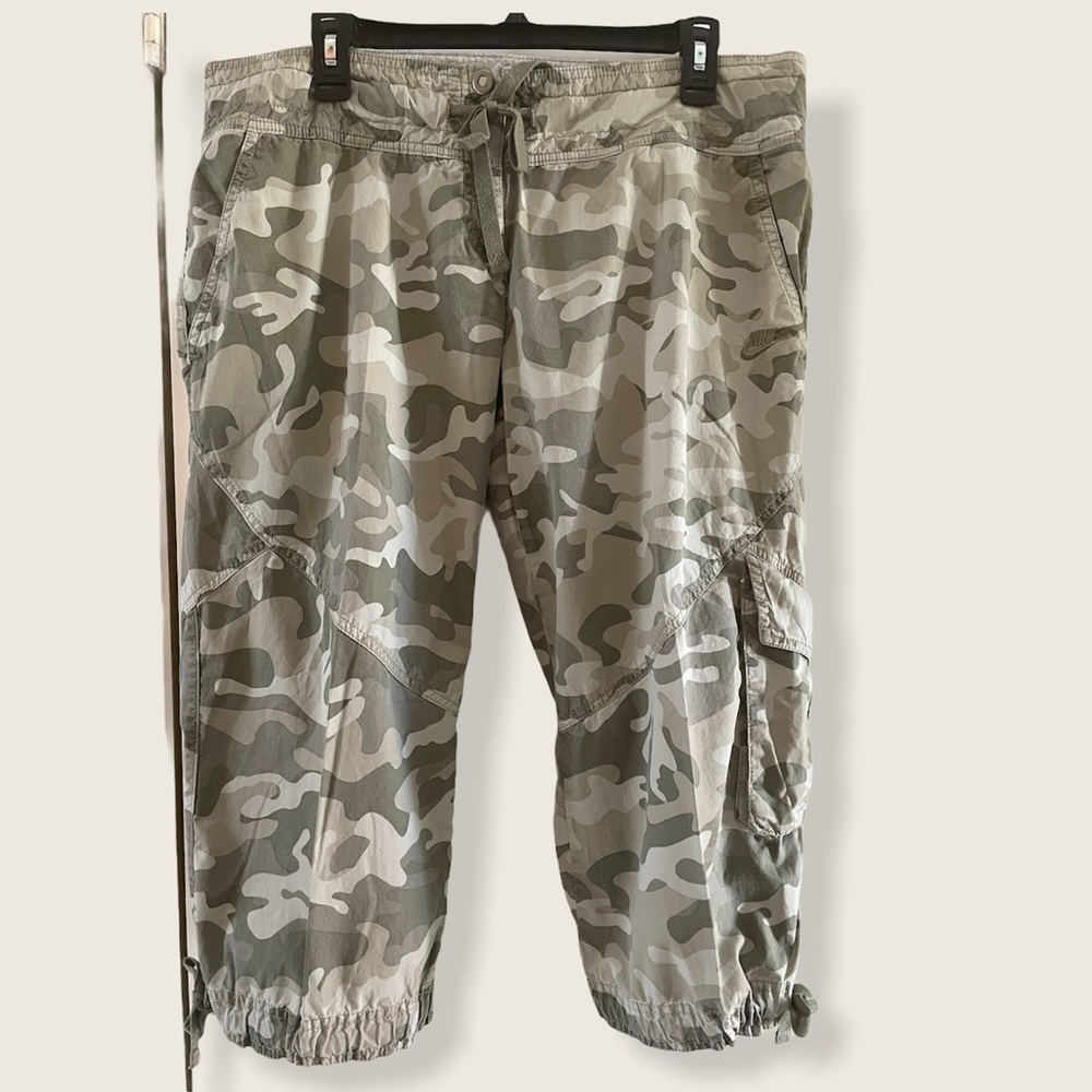 Nike women’s camo capris
